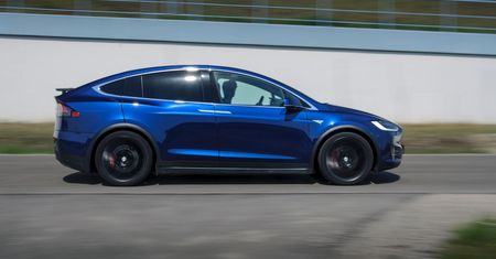Tesla wstrzymuje zamówienia na Model S i Model X w Europie. USA priorytetem