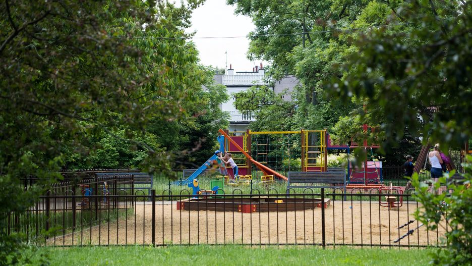 plac zabaw dzieci zabawki zabawa rozrywka park piasek huśtawki