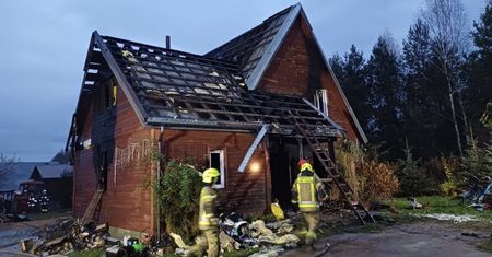 Pożar domu w Podlaskiem. Wyjazd do dziadków uratował im życie