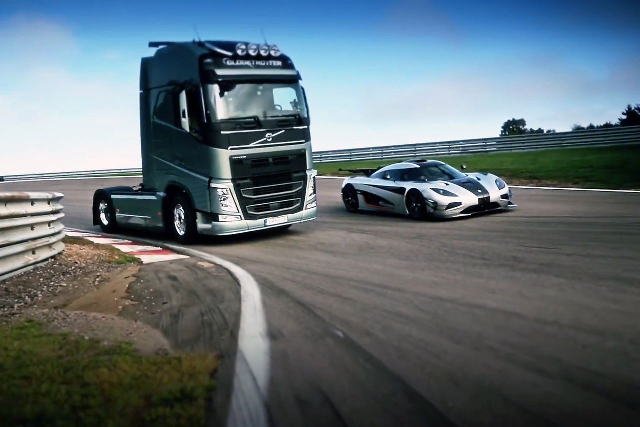 Zobacz wyścig: ciężarówka Volvo FH vs Koenigsegg One:1