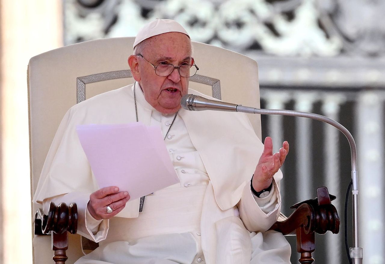 Pope Francis warns of "dark clouds" over humanity, urges peace