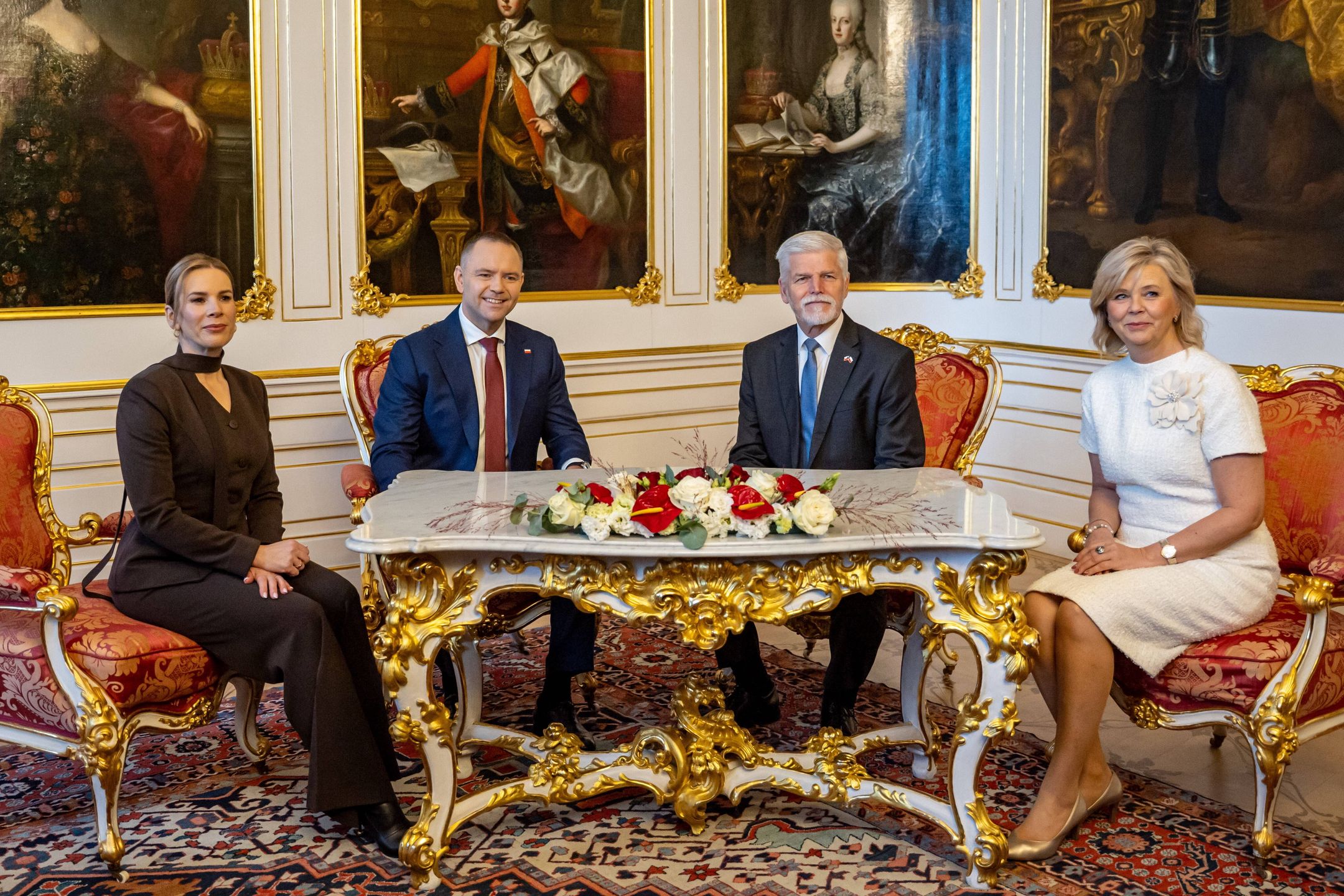 Marta Nawrocka postawiła na ciemnobrązowy total look