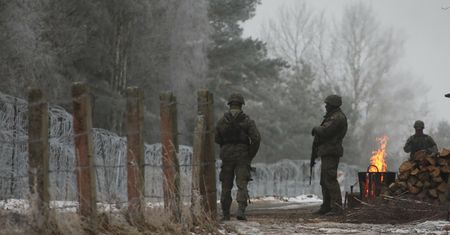 Kolejne incydenty na granicy z Białorusią. Oślepiali laserami i niszczyli ogrodzenie