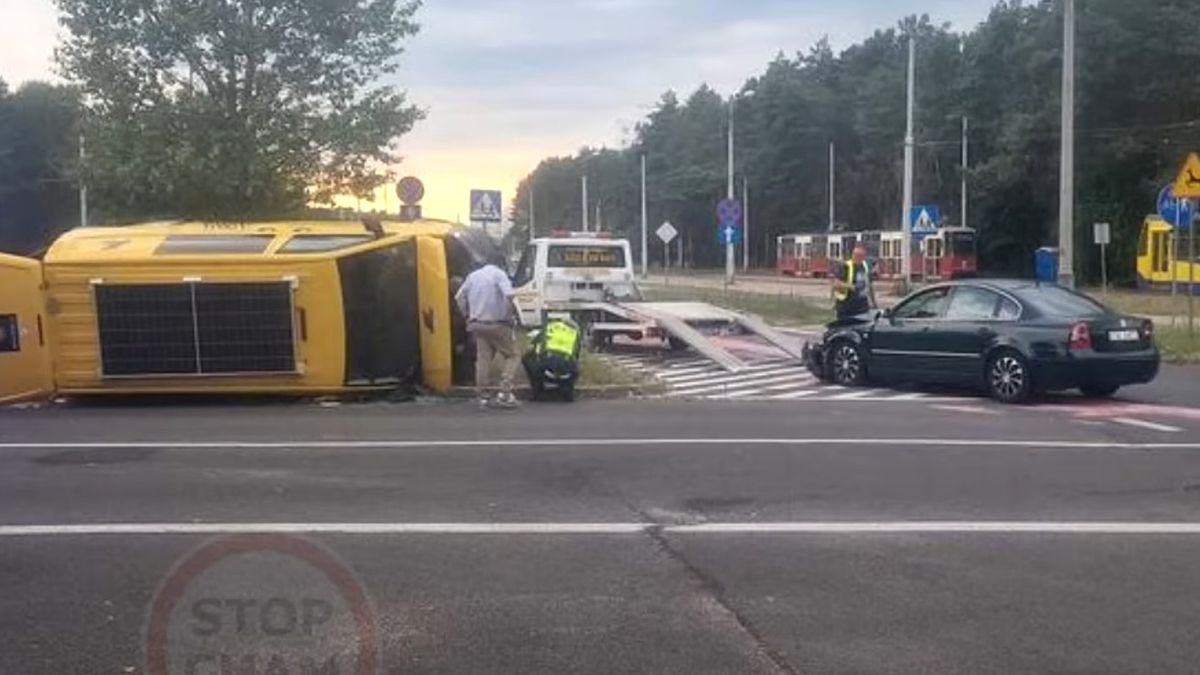 Niebywale nieodpowiedzialne zachowanie kierowcy busa doprowadziło do groźnej zderzenia