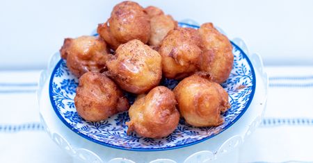 Delikatne i mięciutkie pączki na kefirze. Zrobisz w zaledwie 20 minut