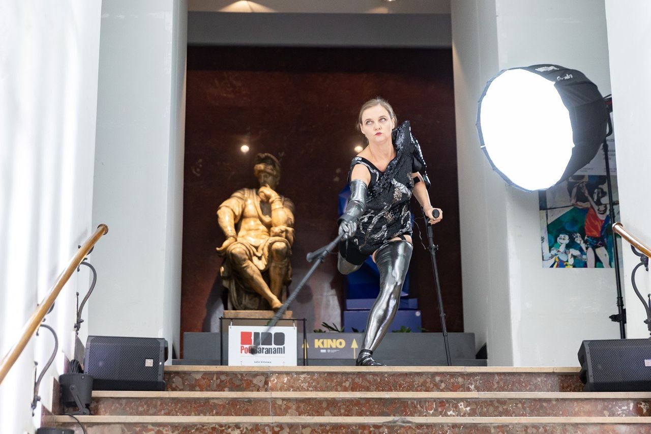 Kraków: Artyści też rozpoczynają nowy rok nauki. Performance na inauguracji na ASP