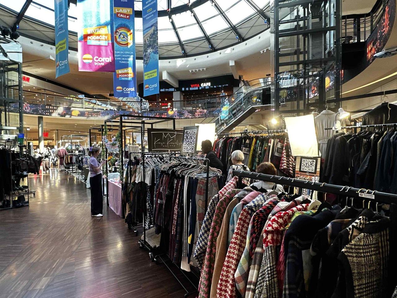 Łódź: Targi Shop Local w Manufakturze. Spotkania z projektantami, unikalna biżuteria i odzież hand made