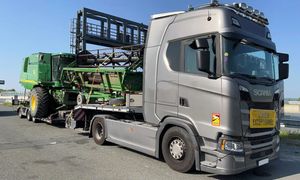 Ciężarówka jadąca do Polski zatrzymana na A9. "Zdecydowanie za szeroki"