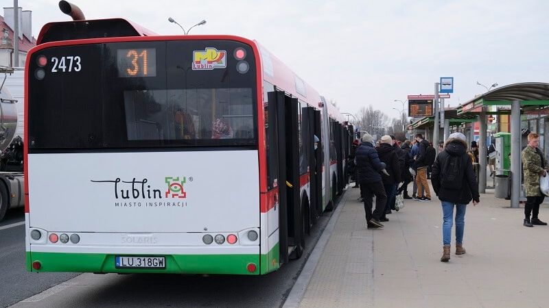 autobus na przystanku pasażerowie