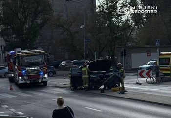 Warszawa: Kierowca BMW dostał ataku padaczki i wjechał w sygnalizację