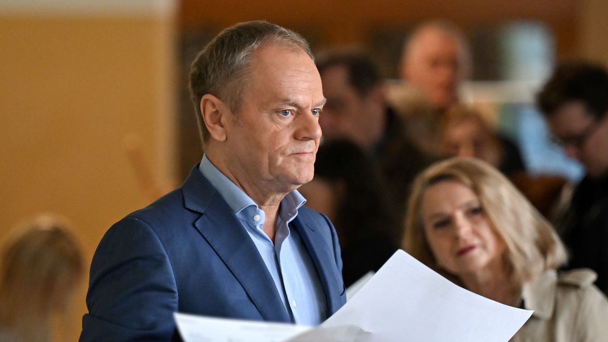 Sopot, 07.04.2024. Wybory samorządowe 2024. Premier Donald Tusk (L) z żoną Małgorzatą (P) głosują w Szkole Podstawowej z Oddziałami Integracyjnymi nr 8 im. Jana Matejki w Sopocie, 7 bm. Trwa głosowanie w wyborach samorządowych. Do jego zakończenia obowiązuje cisza wyborcza. (jm) PAP/Adam Warżawa