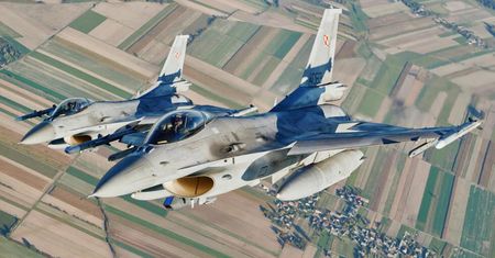 Dlaczego polskie F-16 nie zestrzeliwują rosyjskich rakiet? Rumuński serwis wyjaśnia