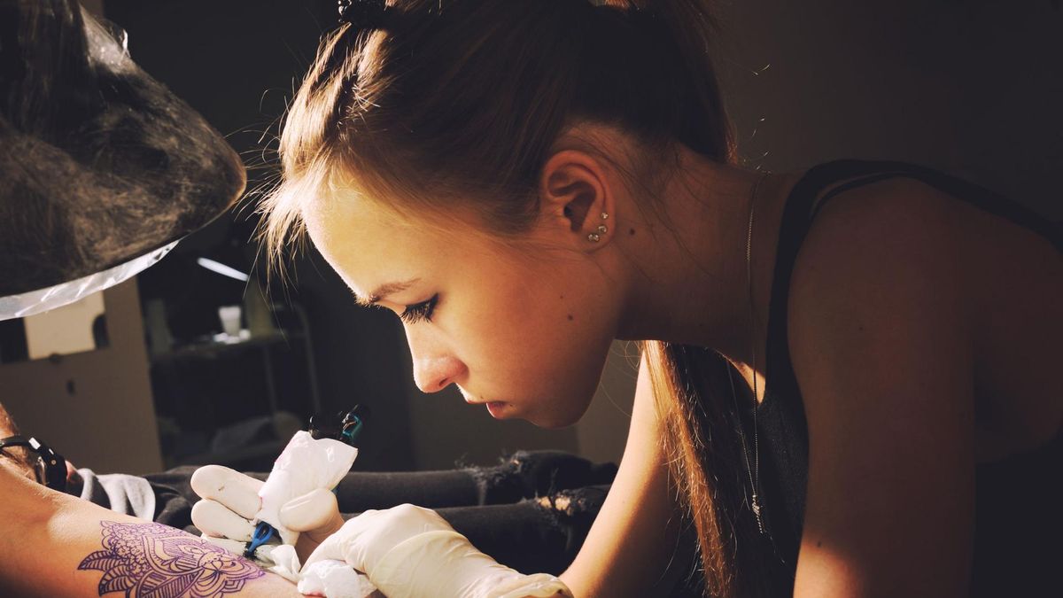 Wykonanie skaryfikacji zajmuje mniej czasu niż zrobienie tradycyjnego tatuażu.