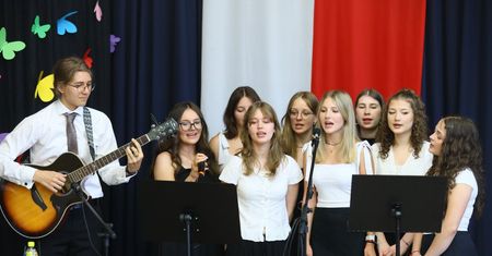 Zakończenie roku szkolnego w III LO w Piotrkowie Trybunalskim. 36 uczniów otrzymało dyplomy i nagrody za najlepsze wyniki w nauce