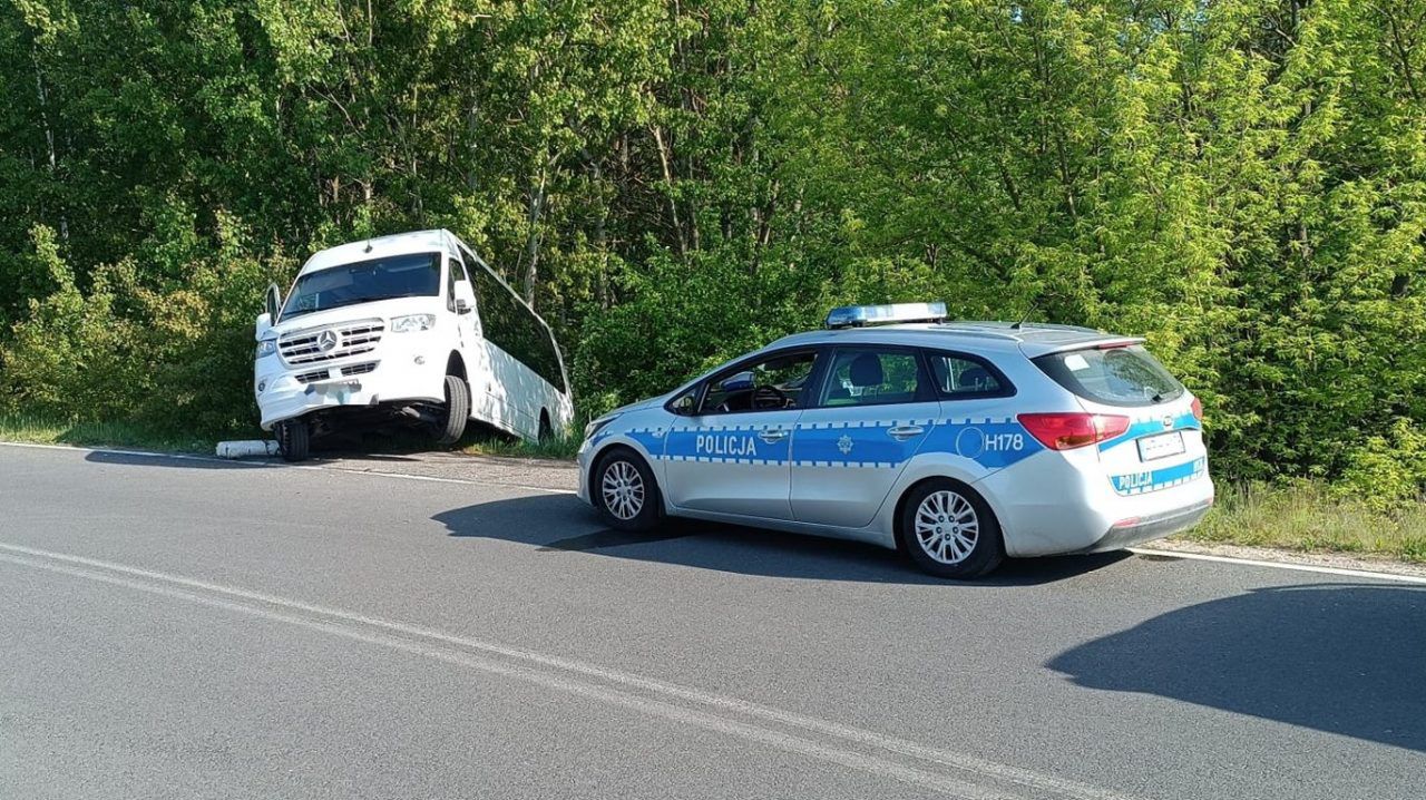 Ukradli autobus. Podróż zakończyli w rowie