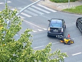 Warszawa: Zderzenie motocykla z toyotą przewozu osób. Motocyklista w szpitalu