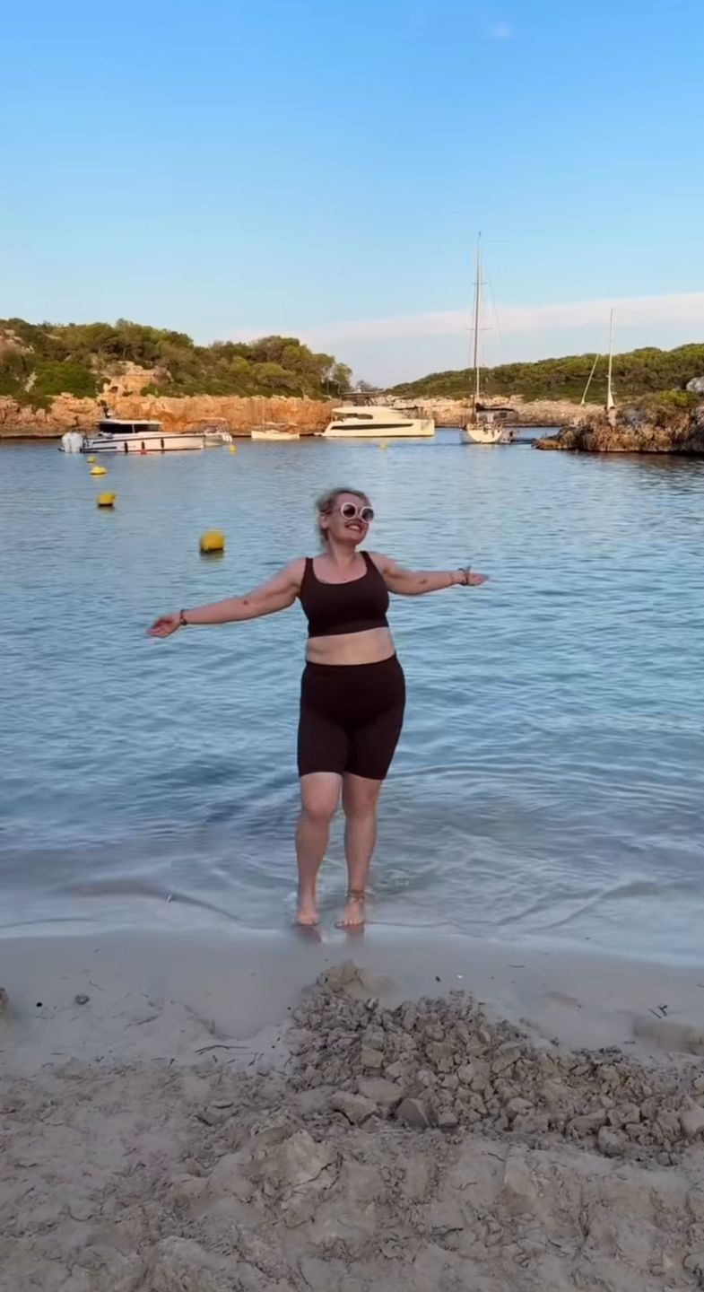 Kinga Zawodnik prezentuje brzuch
