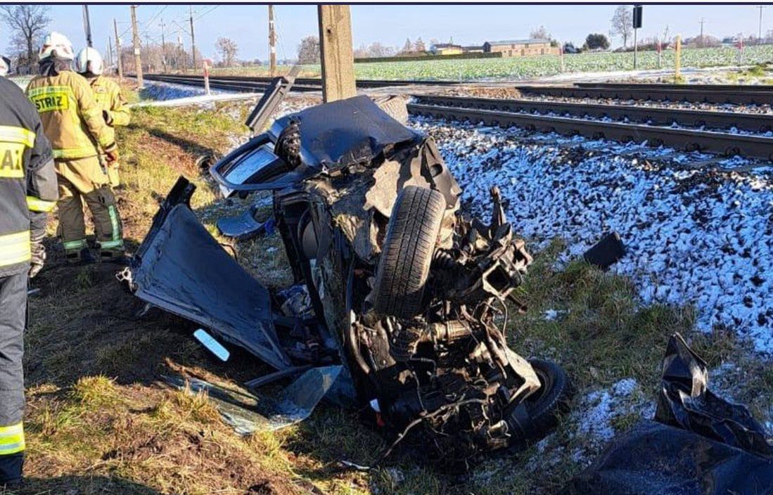 Auto osobowe zderzyło się z pociągiem. W akcji śmigłowiec LPR