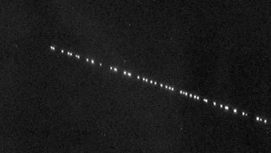 Sznur szatelitów Starlink.