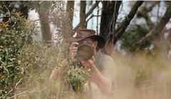 Fotograf Mattias Klum w kampanii Kayak "Travel Pro" (wideo)