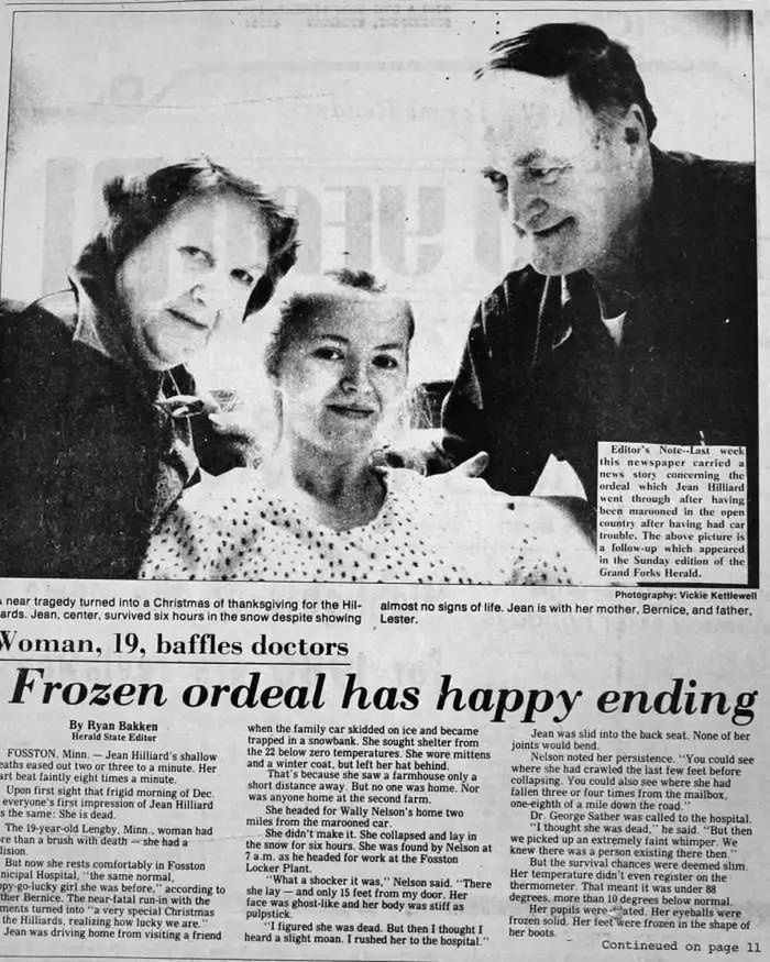 Jean Hilliard z rodzicami tuż po wyjściu ze szpitala. Artykuł z Grand Forks Herald opisywał jej cudowne ocalenie po wielogodzinnym zamarznięciu w mroźną noc 1980 roku.