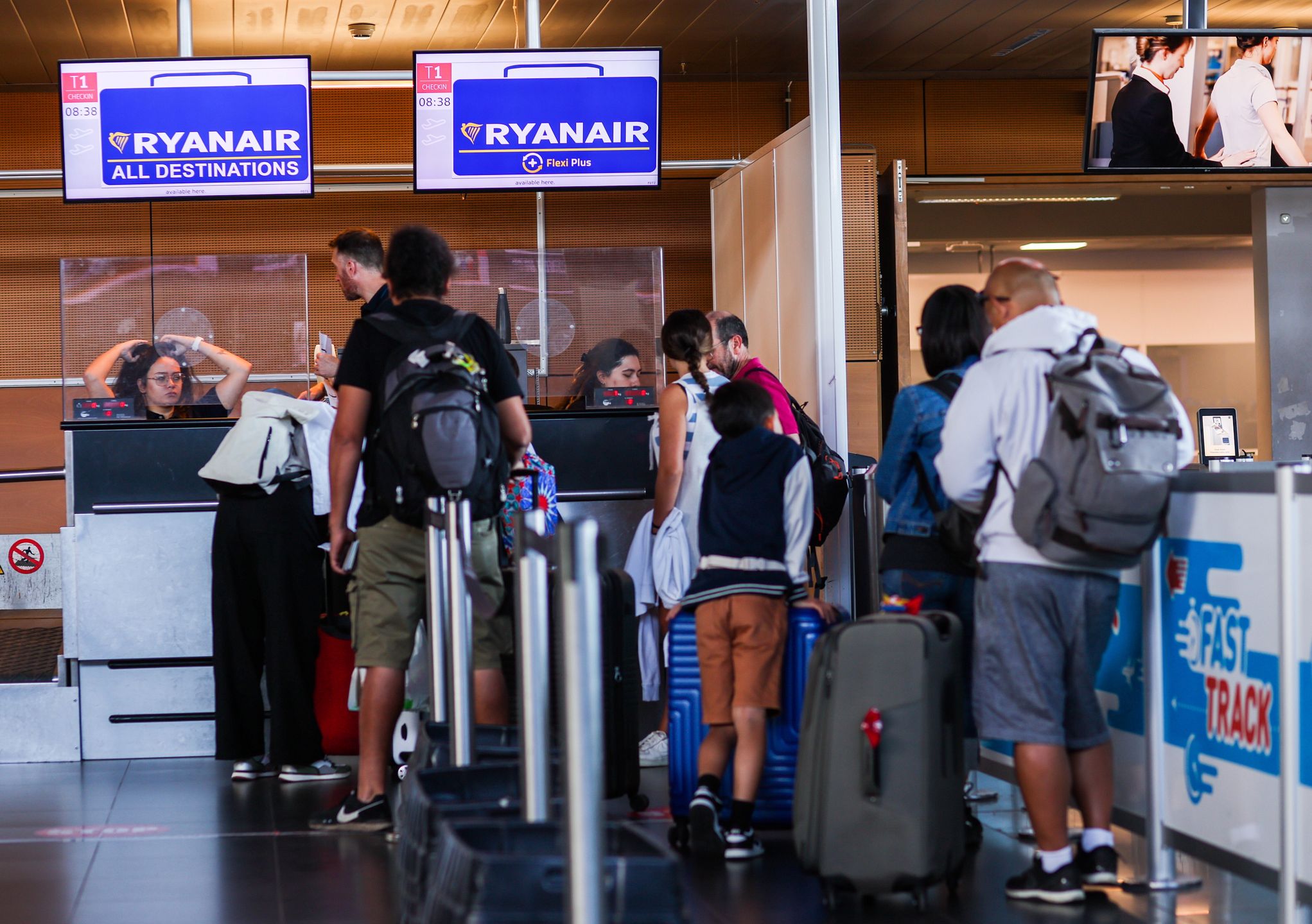 A few passengers wait at desks of Ryanair on the first day of a two days of stike of Ryanair pilots employed in Belgium, at Brussels South Charleroi airport in Gosselies, Belgium, 14 August 2023. According to Brussels South Charleroi airport website, a total of 88 flights have been canceled for both 14 and 15 August at Brussels South Charleroi Airport, a significant hub for Ryanair in Europe where 16 airplanes are based, during a strike over pay and working conditions by Ryanair pilots in Belgium. This marks the third two-day strike by Belgian pilots this summer, affecting over 50,000 passengers. EPA/OLIVIER HOSLET Dostawca: PAP/EPA.