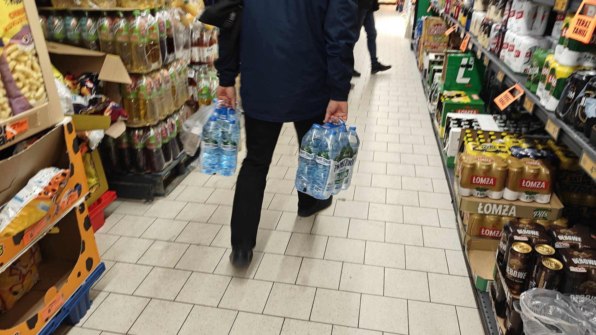 W jednym ze sklepów w Wałczu zaczyna brakować butelkowanej wody. Dostępna jest głównie ta w wersji gazowanej