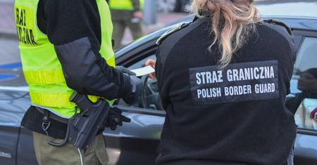 Uzbek uderzył w auto strażników, gdy kontrolowali Azera. Obaj muszą opuścić Polskę
