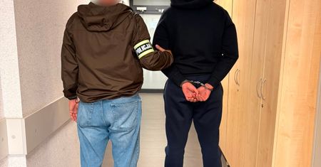 Senior stracił 45 tys. zł. Policja zatrzymała "odbieraka" i człowieka, który go zwerbował