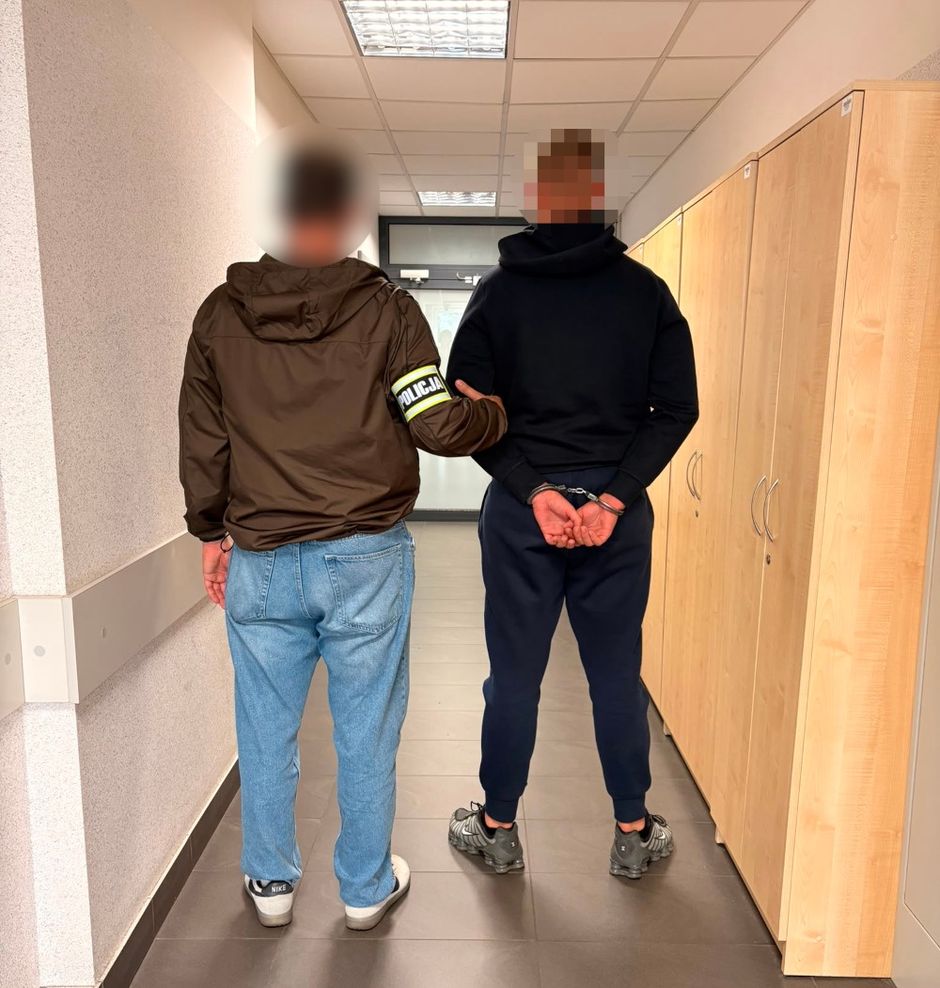 Senior stracił 45 tys. zł. Policja zatrzymała "odbieraka" i człowieka, który go zwerbował