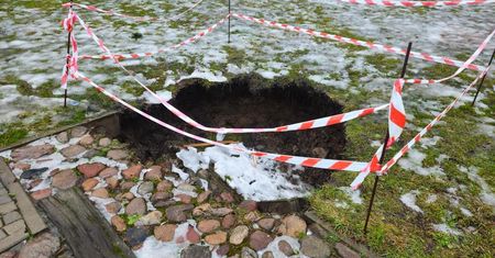Zapadlisko na placu w centrum Lublina. Dziura ma ponad 3 metry szerokości i metr głębokości [ZDJĘCIA]