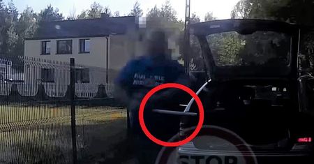 Wyskoczył z auta. Kierowca nie darował. Wyciągnął gaz