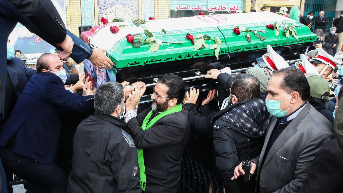 Iran. Tłum niesie trumnę z ciałem naukowca