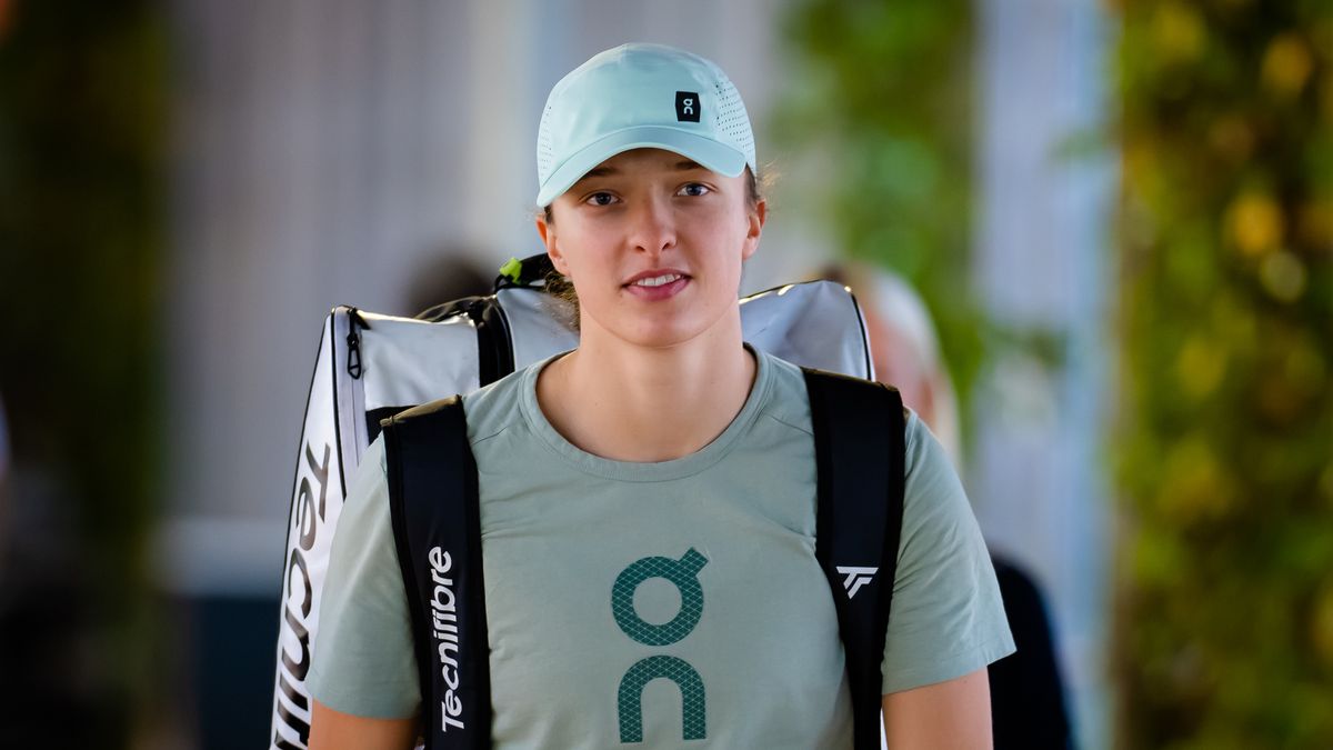 MADRID, SPAIN - APRIL 26: Iga Swiatek of Poland on her way to the practice court on Day Three of the Mutua Madrid Open at La Caja Magica on April 26, 2023 in Madrid, Spain (Photo by Robert Prange/Getty Images)