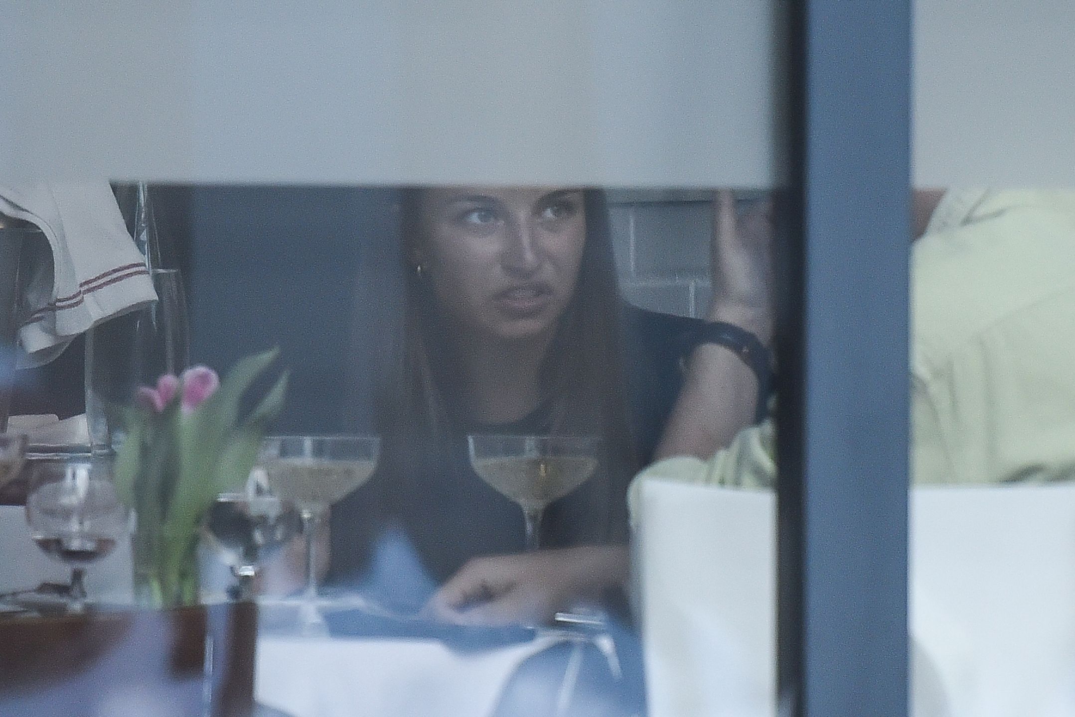 Julia Wieniawa sączy drinka