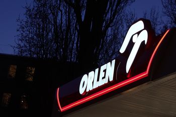 Zablokowano przelew 15 tys. zł. 80-latka zobaczyła "reklamę Orlenu"