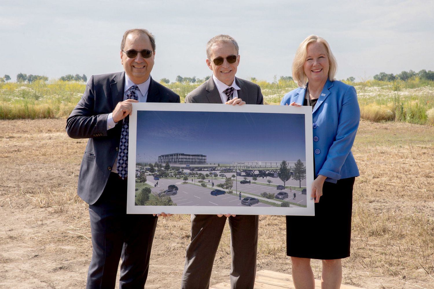 Szefostwo Intela na podwrocławskiej działce, na której ma powstać nowy zakład. Od lewej wiceprezes Keyvan Esfarjani, prezes Pat Gelsinger i wiceprezes Christy Pambianchi