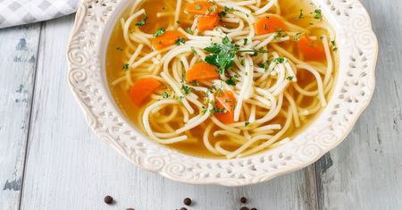 Znana szefowa kuchni wrzuca owoc do rosołu. Wielu łapie się za głowę, a naprawdę nadaje zupie smaku