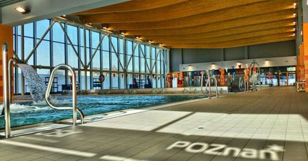 Poznański radny apeluje o większą dostępność basenów sportowych. Miasto odpowiada