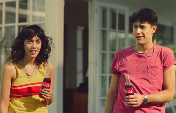 Więcej reklam napojów w gazetach, mniej w radiu. Liderem Coca-Cola, mocno w górę Sprite i Fanta, w dół Pepsi (analiza)