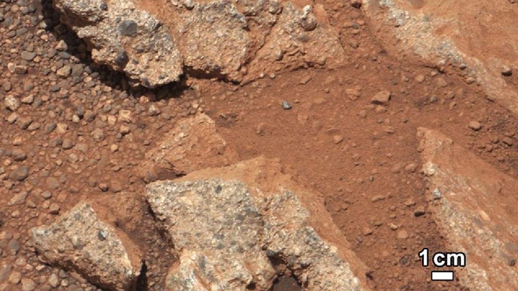 Nowe badanie sugeruje, że powierzchnia Marsa ma wszystko, czego potrzebujemy do wytwarzania tlenu i pożywienia i leków przy użyciu bakterii. Na zdjęciu marsjańska gleba sfotografowana przez NASA.