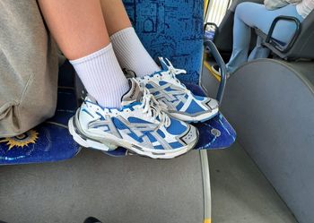 "Dzisiejsza młodzież". Zdjęcie z autobusu. Pasażer wpadł w furię