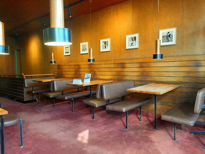 Cienie na ścianie kawiarni pokazują, gdzie siadali ludzie. Reszta została rozjaśniona przez działające na drewno światło.