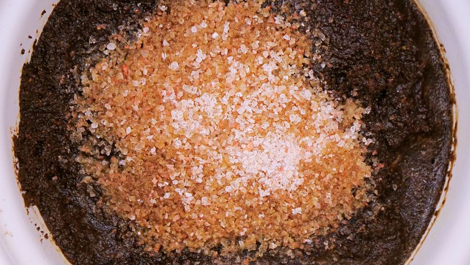 Peeling z kawy wygładza, ujędrnia i pomaga na cellulit. Poznaj najlepszy przepis