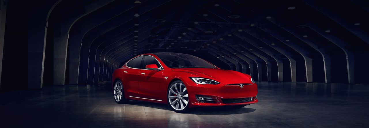 Tesla Model S - jeden z największych elektrycznych hitów ostatnich lat. Czy zobaczymy więcej takich aut na polskich drogach?
