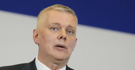 Funkcjonariusz wydalony. Siemoniak grzmi o "politycznych działaczach"