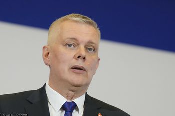 Funkcjonariusz wydalony. Siemoniak grzmi o "politycznych działaczach"