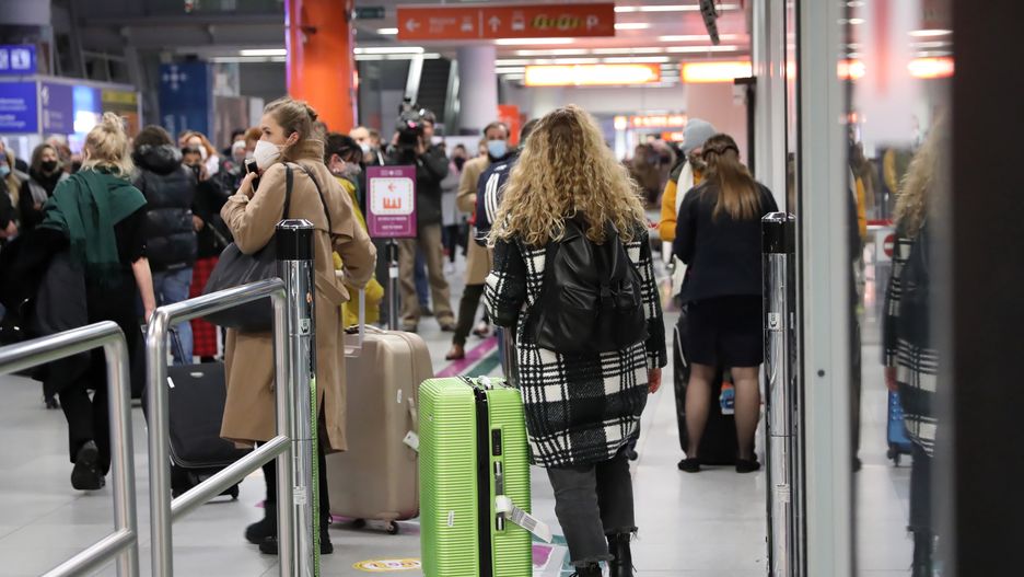 Pasażerowie czekaą na lotniskach