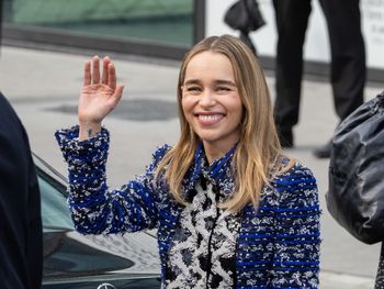Prosiła lekarzy, by pozwolili jej umrzeć. Emilia Clarke przeżyła dwa tętniaki i walczyła z afazją
