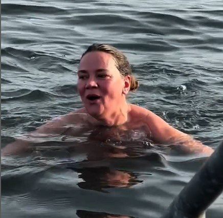 Aleksandra Nieśpielak nago w jeziorze